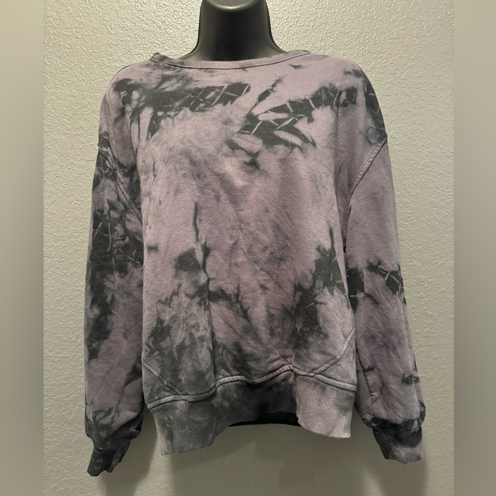 grey and black tie-dye crew neck